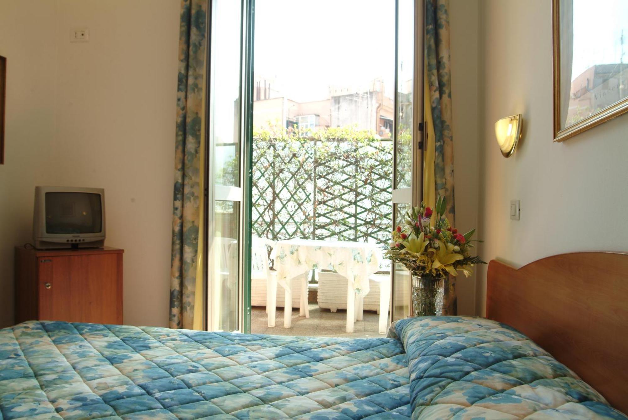 Hotell Tirreno 3*